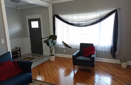 Front Park House | Cozy Updated 3-BR apartment near Peace Bridge