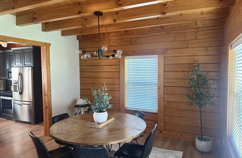 Eden Cabin | Cozy Updated Cabin in Eden + Hot Tub!
