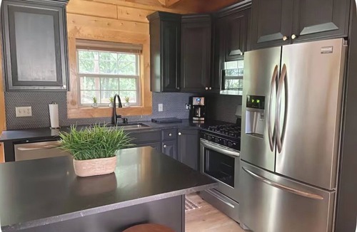 Eden Cabin | Cozy Updated Cabin in Eden + Hot Tub!