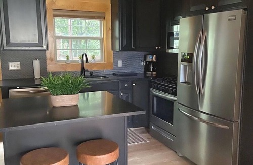 Eden Cabin | Cozy Updated Cabin in Eden + Hot Tub!