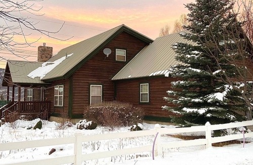 Eden Cabin | Cozy Updated Cabin in Eden + Hot Tub!