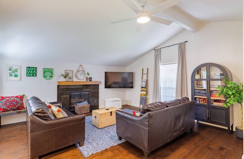Quail Hollow House | Cozy, updated home with 2 Kings & Foosball, near Domain, Q2, Downtown Austin