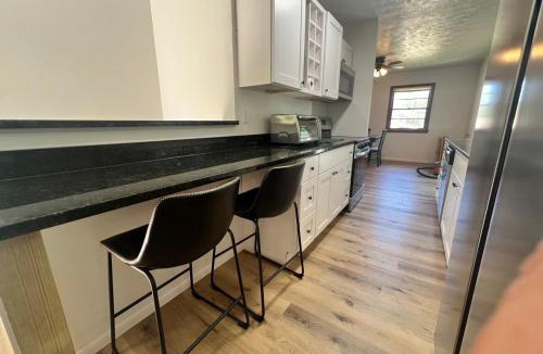 Diamond City House | Cozy updated lake