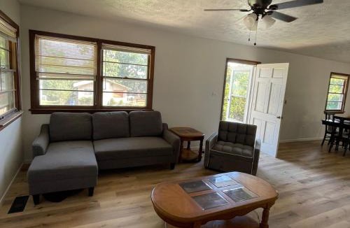 Diamond City House | Cozy updated lake