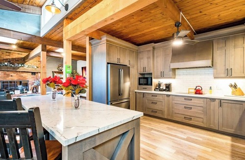 The Blue Mountains Ski Chalet | Cozy upgraded Chalet Hot Tubs Sauna Fireplace