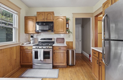 North Buffalo Apartment | Cozy Upper 3 bed 2 full bath + loft + balcony