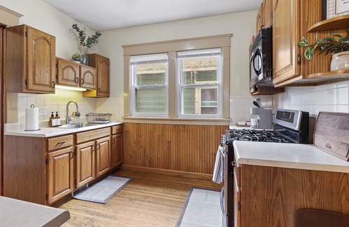 North Buffalo Apartment | Cozy Upper 3 bed 2 full bath + loft + balcony