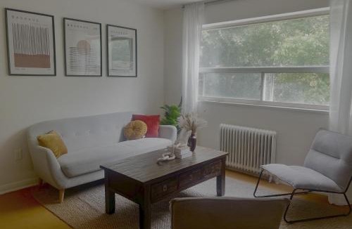 Beach Hill Apartment | Cozy Upper Beaches Apartment