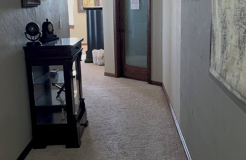 Altus Apartment | Cozy upstairs apartment in lovely Altus with downtown view, AC, WiFi