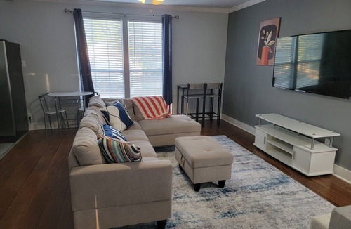 South Central Houston Apartment | Cozy Urban 1 Bedroom with Open Living Space, mins from Downtown & Med Center