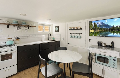 Bryn Mawr-Skyway House | Cozy Urban Den in Lakeridge