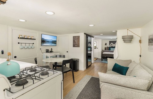 Bryn Mawr-Skyway House | Cozy Urban Den in Lakeridge