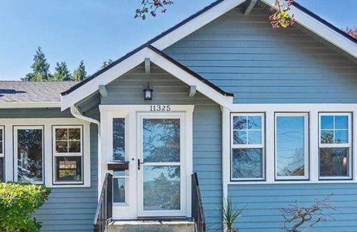 Bryn Mawr-Skyway House | Cozy Urban Den in Lakeridge