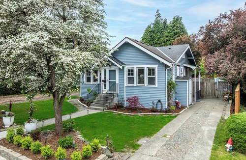 Bryn Mawr-Skyway House | Cozy Urban Den in Lakeridge