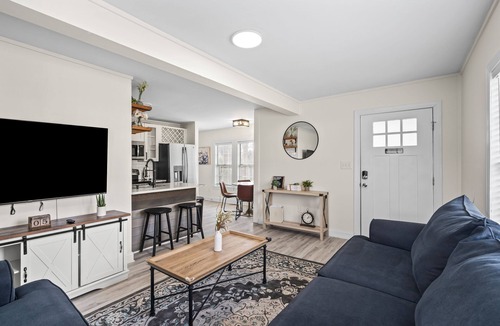 Paw Creek House | Cozy Urban Getaway - 3BR 1.5BA - 7 Mins to Downtown CLT