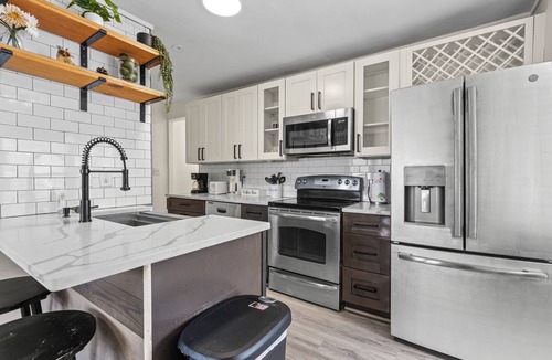 Paw Creek House | Cozy Urban Getaway - 3BR 1.5BA - 7 Mins to Downtown CLT