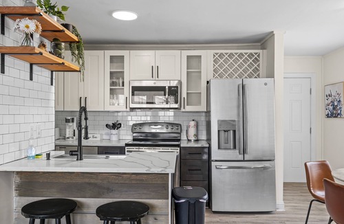 Paw Creek House | Cozy Urban Getaway - 3BR 1.5BA - 7 Mins to Downtown CLT