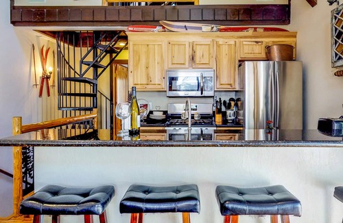 Incline Village Cottage | Cozy Vacation Condo with Deck & Pool, Close to Lake, Casinos & Skiing