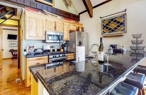 Incline Village Cottage | Cozy Vacation Condo with Deck & Pool, Close to Lake, Casinos & Skiing