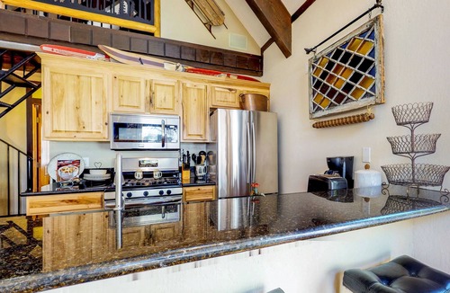 Incline Village Cottage | Cozy Vacation Condo with Deck & Pool, Close to Lake, Casinos & Skiing