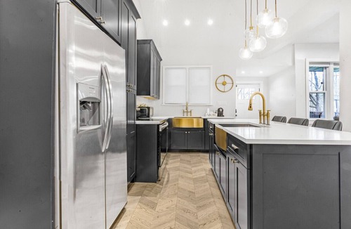 Woodridge House | Cozy Value Modern Home for 16+ guests | Fast Wifi