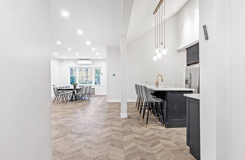 Woodridge House | Cozy Value Modern Home for 16+ guests | Fast Wifi