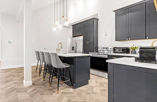 Woodridge House | Cozy Value Modern Home for 16+ guests | Fast Wifi