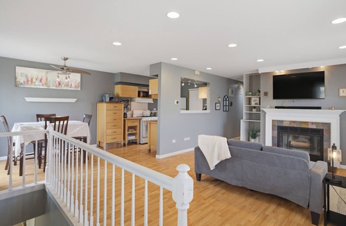 Elgin Condo | Cozy Vaulted Penthouse. Balcony + Workspace.