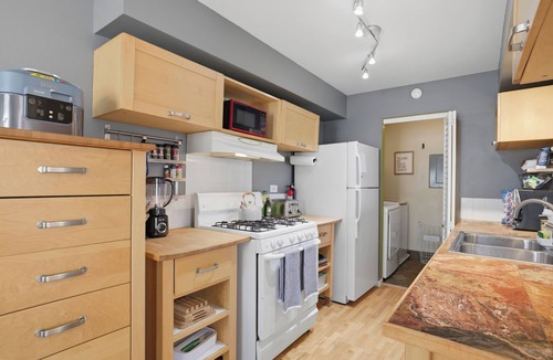 Elgin Condo | Cozy Vaulted Penthouse. Balcony + Workspace.