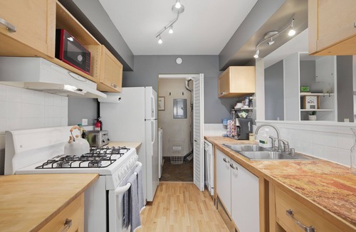 Elgin Condo | Cozy Vaulted Penthouse. Balcony + Workspace.