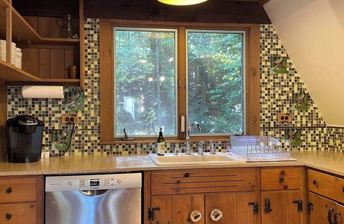 Jamaica House | Cozy Vermont A-frame on a quiet private road, minutes from Stratton. Enjoy year-round adventure, then unwind in the hot tub under the stars. Spacious, stylish, and perfect for groups seeking both relaxation and outdoor fun.