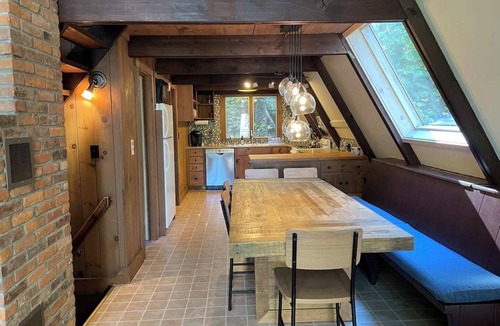 Jamaica House | Cozy Vermont A-frame on a quiet private road, minutes from Stratton. Enjoy year-round adventure, then unwind in the hot tub under the stars. Spacious, stylish, and perfect for groups seeking both relaxation and outdoor fun.