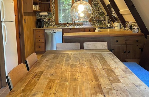 Jamaica House | Cozy Vermont A-frame on a quiet private road, minutes from Stratton. Enjoy year-round adventure, then unwind in the hot tub under the stars. Spacious, stylish, and perfect for groups seeking both relaxation and outdoor fun.