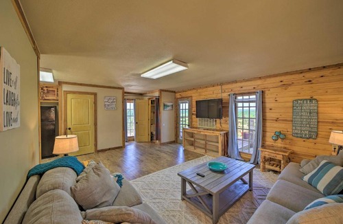 Vian House | Cozy Vian Cabin 1 Mi to Tenkiller State Park
