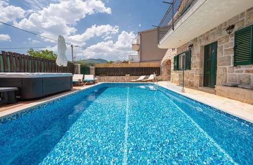 Prolozac Villa | Cozy Villa for 8 with Pool and Jacuzzi