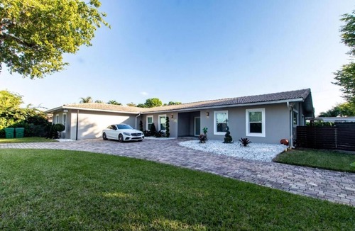 North Miami Beach Villa | Cozy Villa Grill Mini Golf Pool