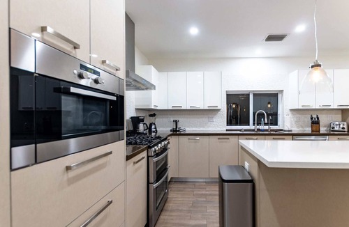 North Miami Beach House | Cozy Villa | Grill | Mini Golf | Billiards | Pool