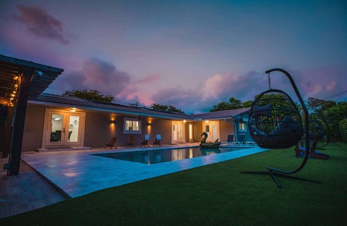 North Miami Beach House | Cozy Villa | Grill | Mini Golf | Billiards | Pool