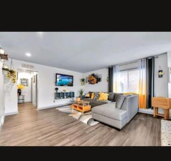 Detroit Villa | Cozy Villa Mini Hotel style