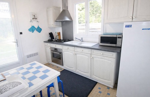 Les Conches House | Cozy Villa with Garden, Near Beach and Shops, Parking Included