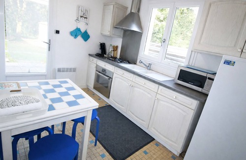 Les Conches House | Cozy Villa with Garden, Near Beach and Shops, Parking Included