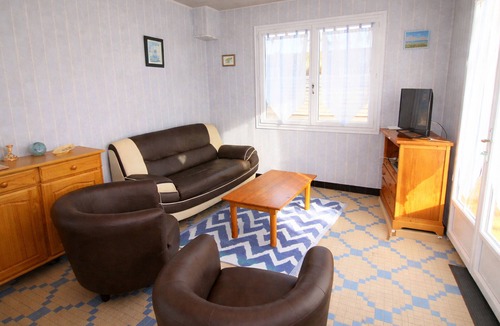 Les Conches House | Cozy Villa with Garden, Near Beach and Shops, Parking Included