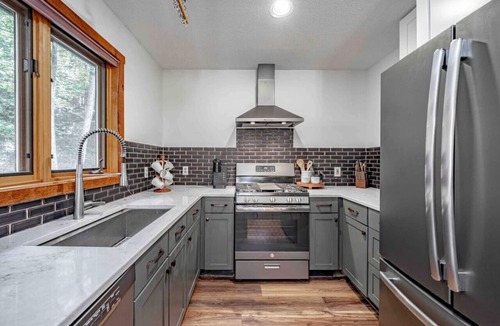 West Dover Apartment | Cozy Villager Chalet | Mountain Views | Firepit