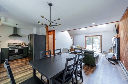 West Dover Apartment | Cozy Villager Chalet | Mountain Views | Firepit