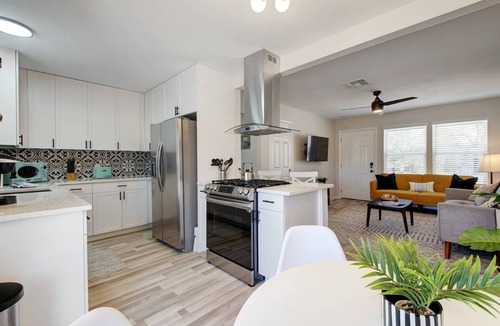 University Hills and Windsor Park House | Cozy Vintage 3BR Near Mueller|Family &Pet Friendly