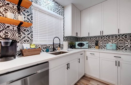 University Hills and Windsor Park House | Cozy Vintage 3BR Near Mueller|Family &Pet Friendly