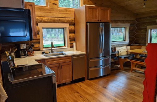 Seeley Lake Cabin | Cozy Vintage Cabin on Placid Lake, Montana - Waterfront, Sleeps 6 Adults - Wi-Fi