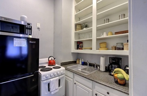 Midtown Apartment | Cozy Vintage Stay | Central Spot | near Beale St