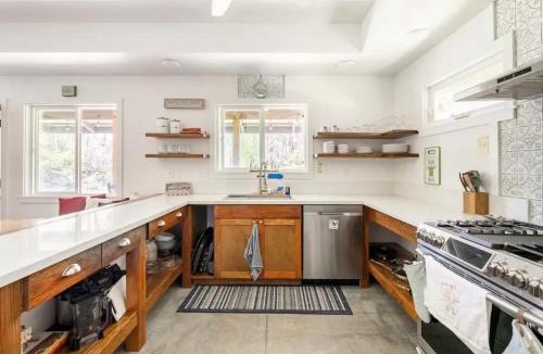 Royal Hawaiian Estates House | Cozy Volcanic Rainforest House