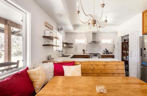 Royal Hawaiian Estates House | Cozy Volcanic Rainforest House